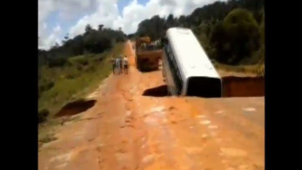 Un autobús cae por un gigantesco agujero en una carretera de Brasil