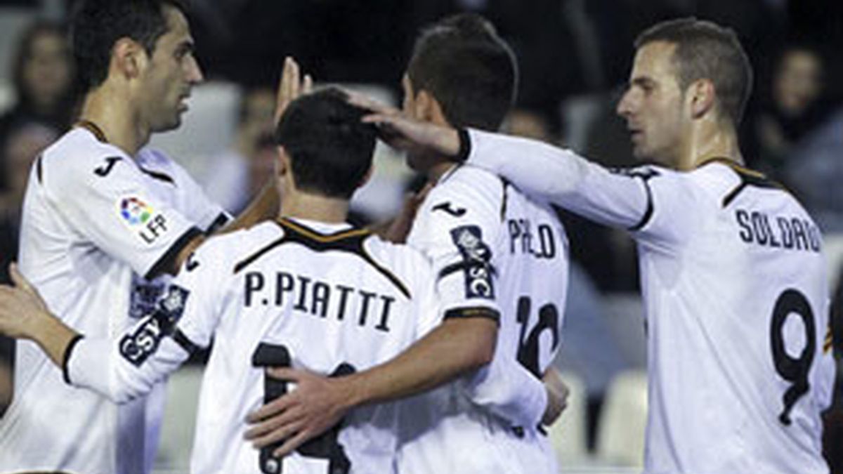 Los jugadores del Valencia celebran el gol marcado por el brasileño Jonás Goncalves al Cádiz. FOTO: EFE Los jugadores del Valencia celebran el gol marcado por el brasileño Jonás Goncalves al Cádiz. FOTO: EFE
