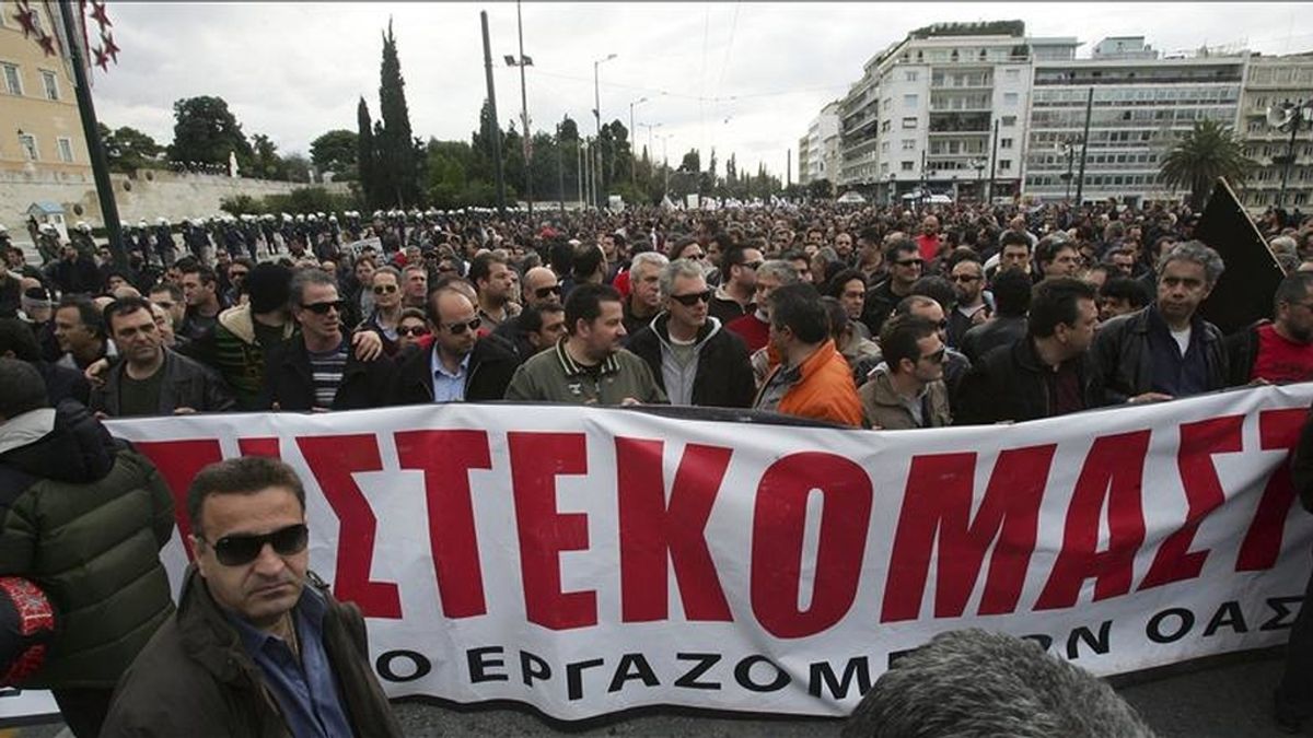 Trabajadores del transporte urbano público se manifiestan en el centro de Atenas, Grecia. EFE