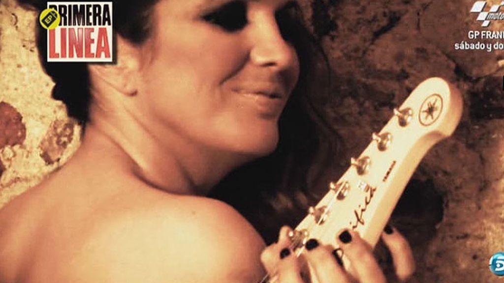 La colaboradora, de rockera, posa para la revista 'Primera línea'