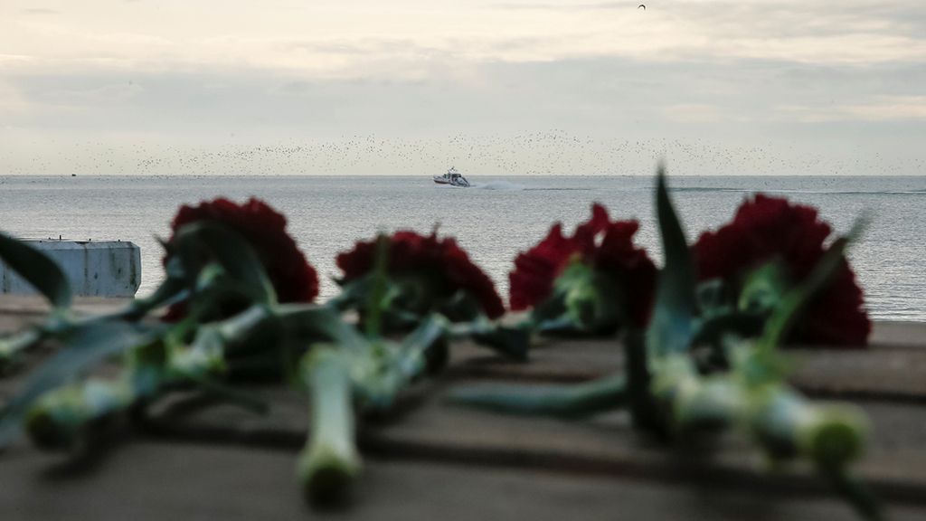 Flores en recuerdo a las víctimas del avión ruso siniestrado