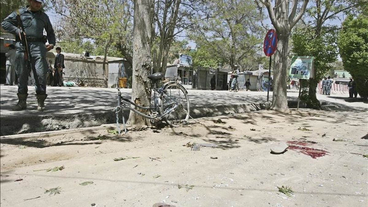 Un policía afgano permanece en el escenario de un atentado perpetrado en Ghazni (Afanistán), el pasado1 de mayo. EFE