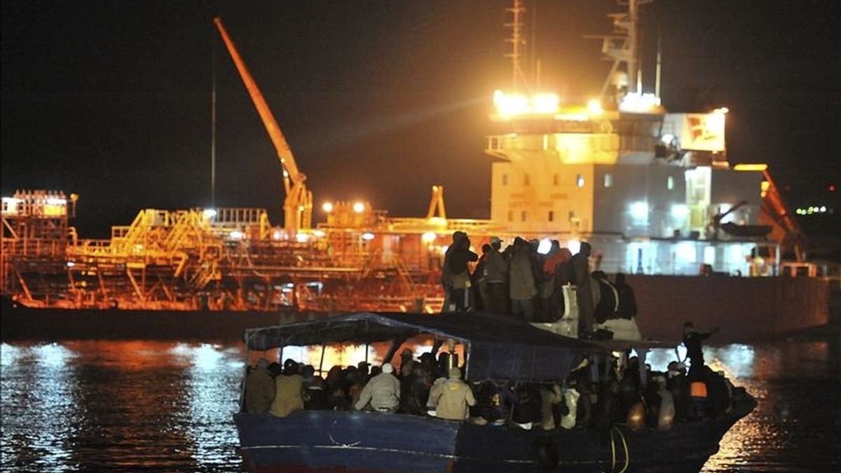 Un grupo de inmigrantes africanos llega en una barca al muelle de la Isla italiana de Lampedusa, el pasado 10 de abril. Hoy han sido dos las embarcaciones con inmigrantes que han atracado en puertos de Sicilia y Malta. EFE/Archivo
