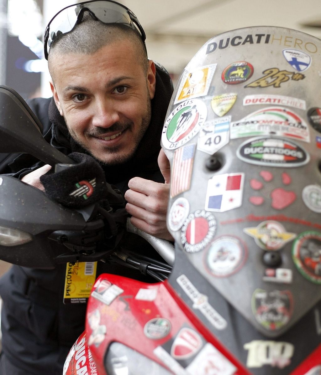 Paolo Pirozzi posa con su Ducati