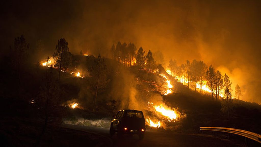 Las llamas acechan las casas en algunas localidades de Orense