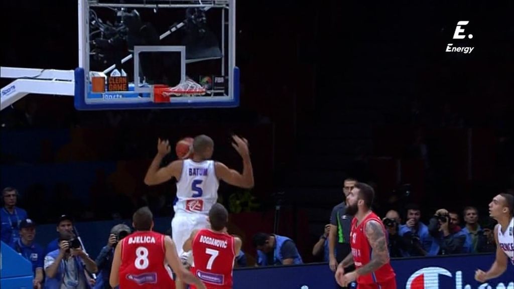 ¡Brutal! ¡Parker se la pone en las nubes a Batum para que la hunda en el aro serbio!