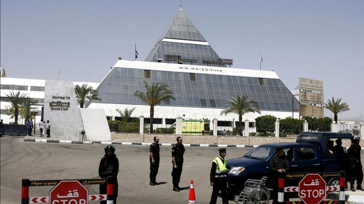 Oficiales de seguridad vigilan la entrada del hospital de Sharm el Sheij, Egipto, en la península del Sinaí, donde el expresidente egipcio Hosni Mubarak se encuentra bajo arrestro tras ser ingresado el martes 12 de abril,  debido a un ataque cardíaco cuando iba a ser interrogado por la Justicia. EFE