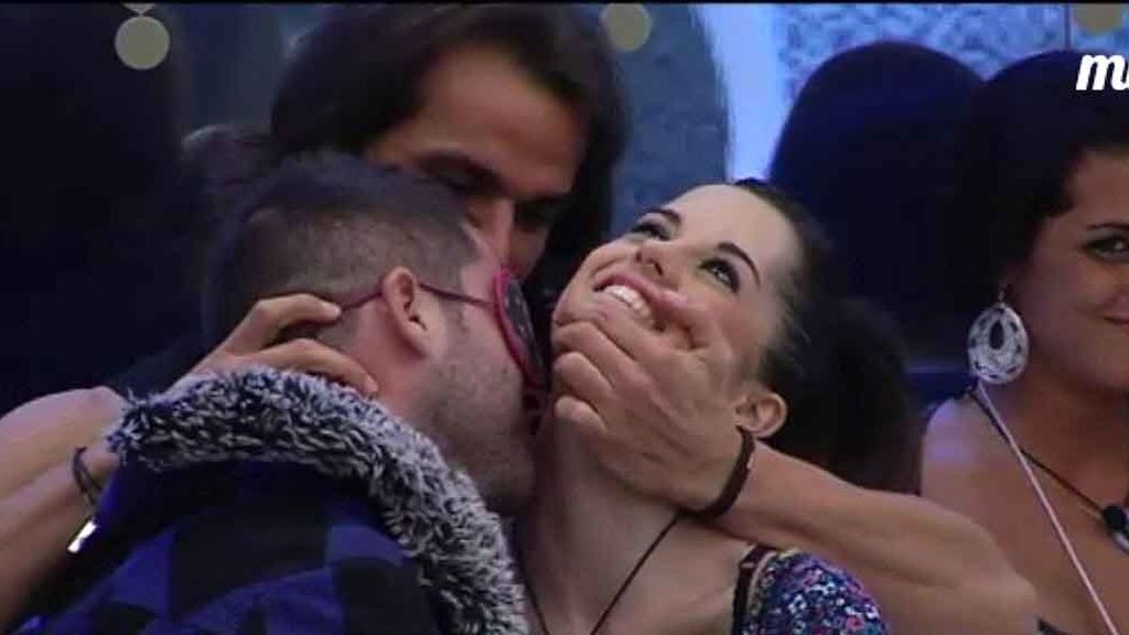 Besos, lametones y pruebas en la casa