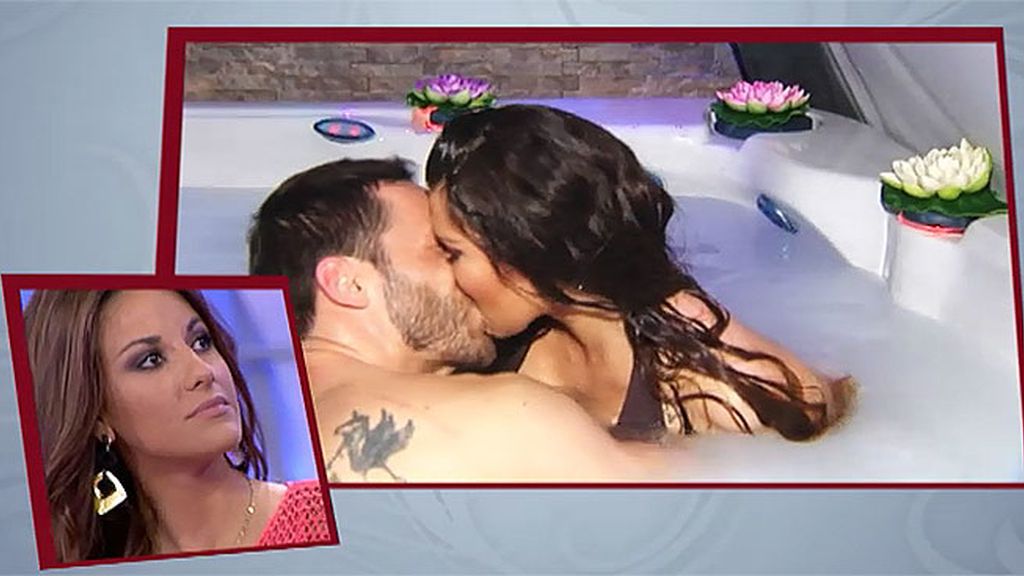 Leo y Chabeli juegan dentro del jacuzzi