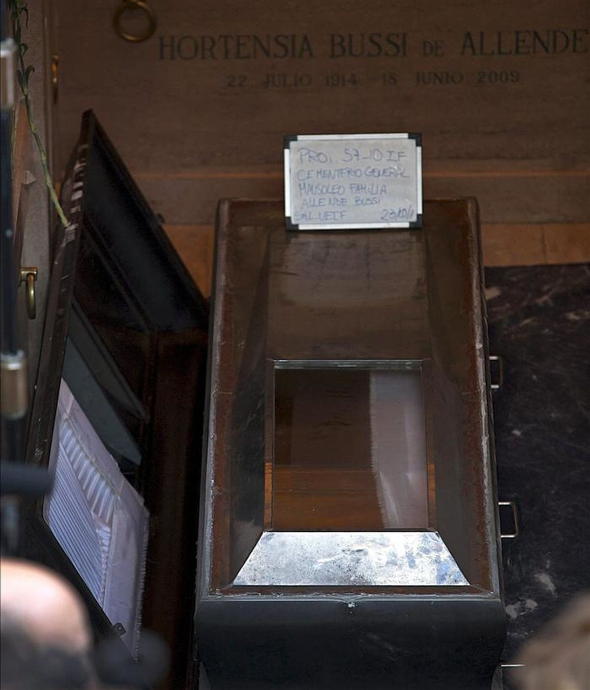 Aspecto del féretro del presidente chileno Salvador Allende, en el momento en que es extraido del mausoleo familiar, durante la exhumación de los restos del mandatario en el Cementerio General, en Santiago de Chile (Chile). EFE/Archivo