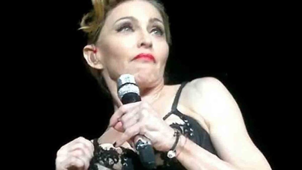 Madonna enseña un pecho durante un concierto