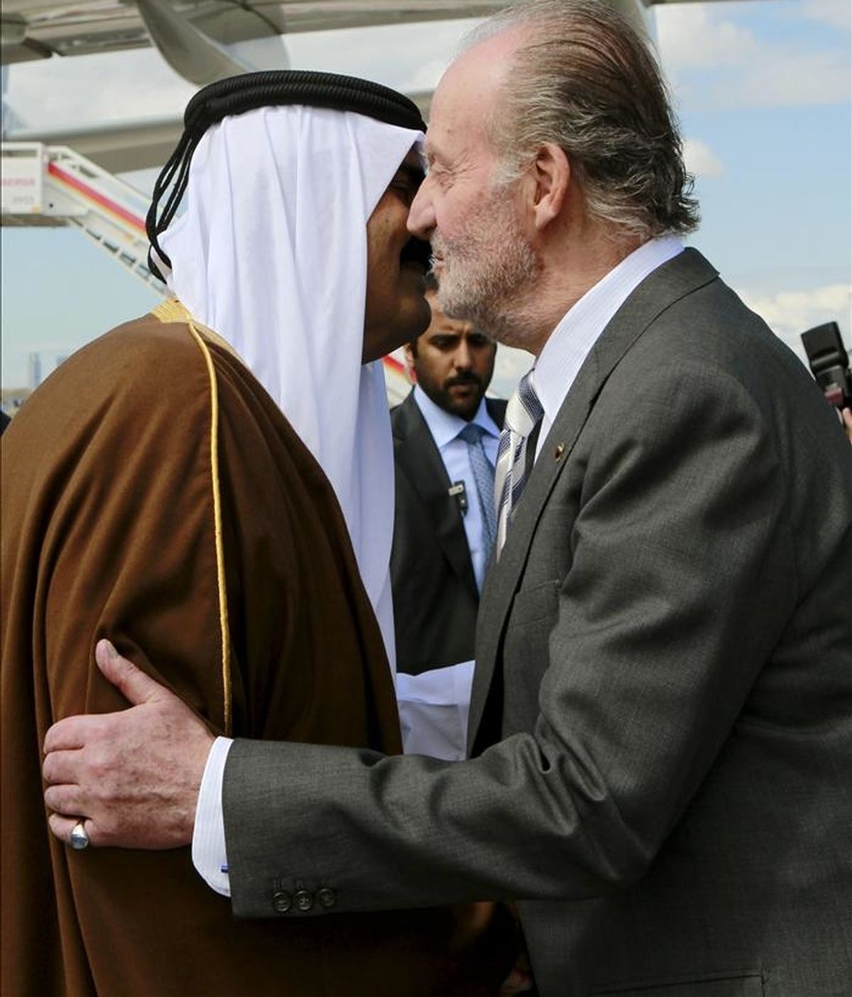 El rey don Juan Carlos saluda al emir de Catar, Hamad Bin Jalifa al-Thani, a la llegada de éste, acompañado de su esposa, Mozah Bint Nasser, al aeropuerto de Barajas, para una visita oficial en la que reforzarán las relaciones bilaterales entre ambos países. EFE
