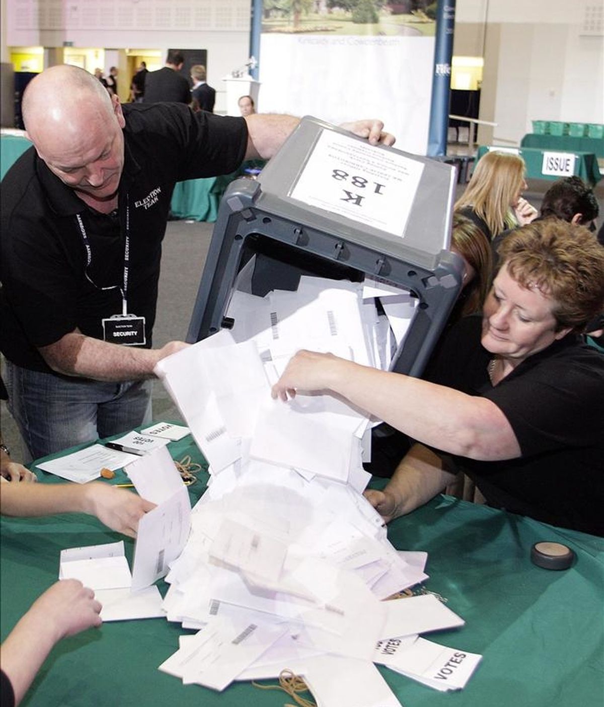 Jueces electorales inician el recuento de votos tras unas elecciones en el Reino Unido. EFE/Archivo