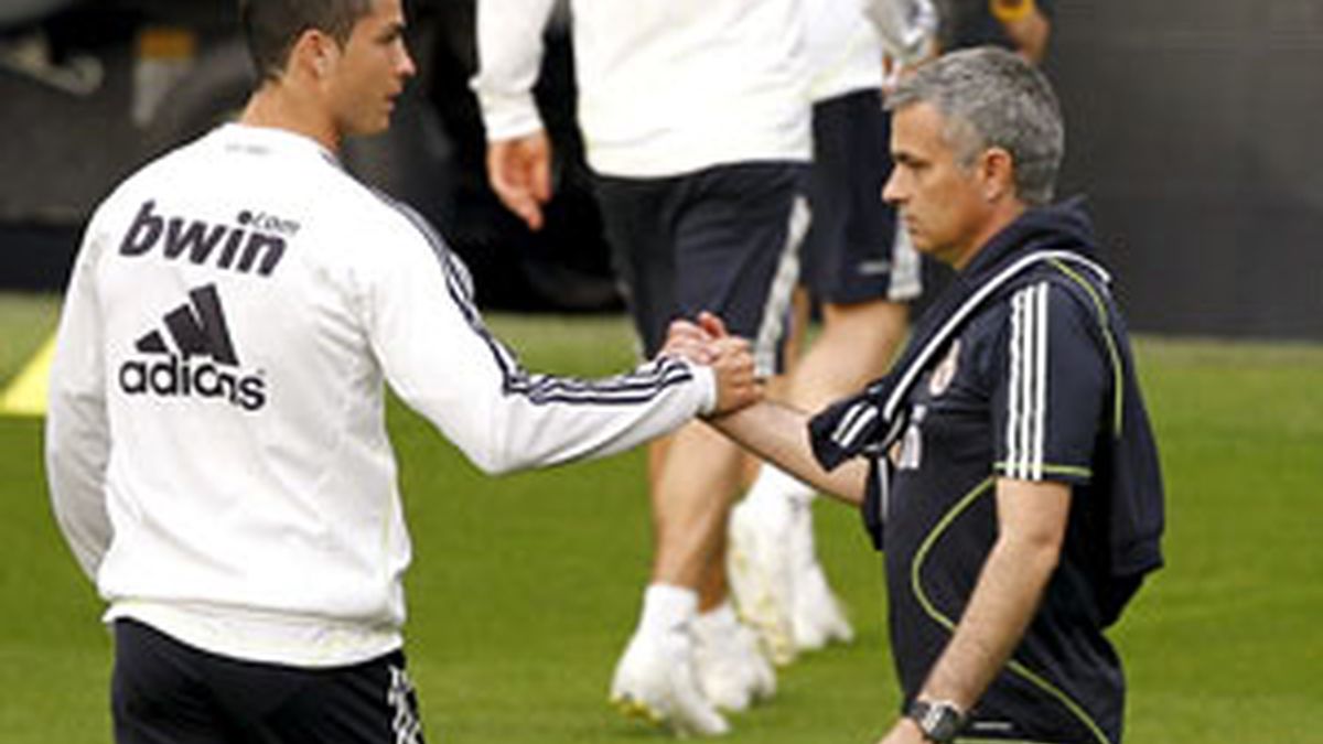 Cristiano Ronaldo y Mourinho se saludan durante el entrenamiento en el Bernabéu. Foto: EFE