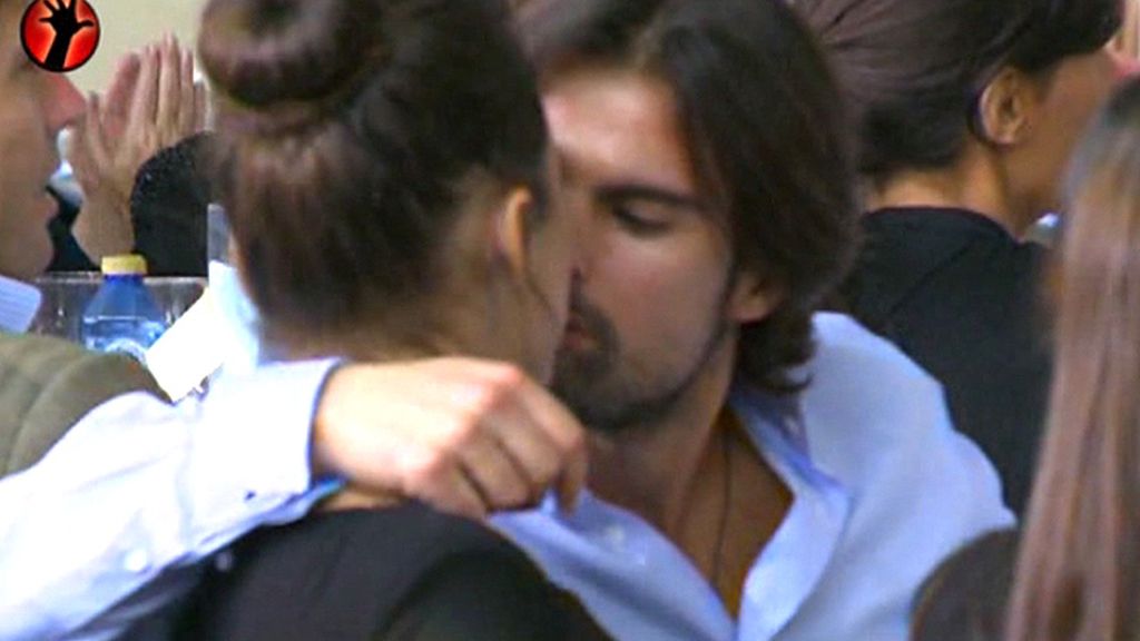 Confirmaron el noviazgo con un beso en públio