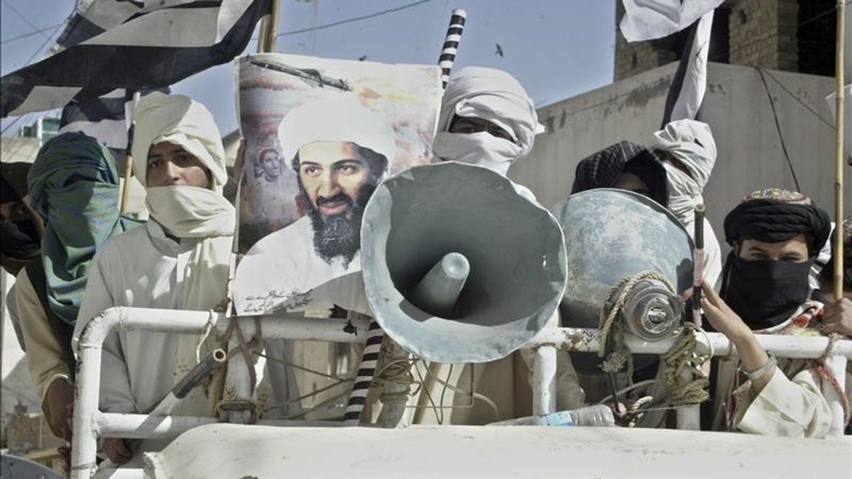 Seguidores del principal partido islamista del país, el Jamiat-e-Islami, gritan eslóganes durante la protesta realizada contra las fuerzas militares estadounidenses, en Quetta, Pakistán, el 2 de mayo de 2011. EFE