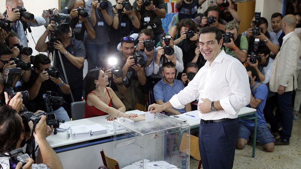 Tsipras vota en el referéndum "por la dignidad"