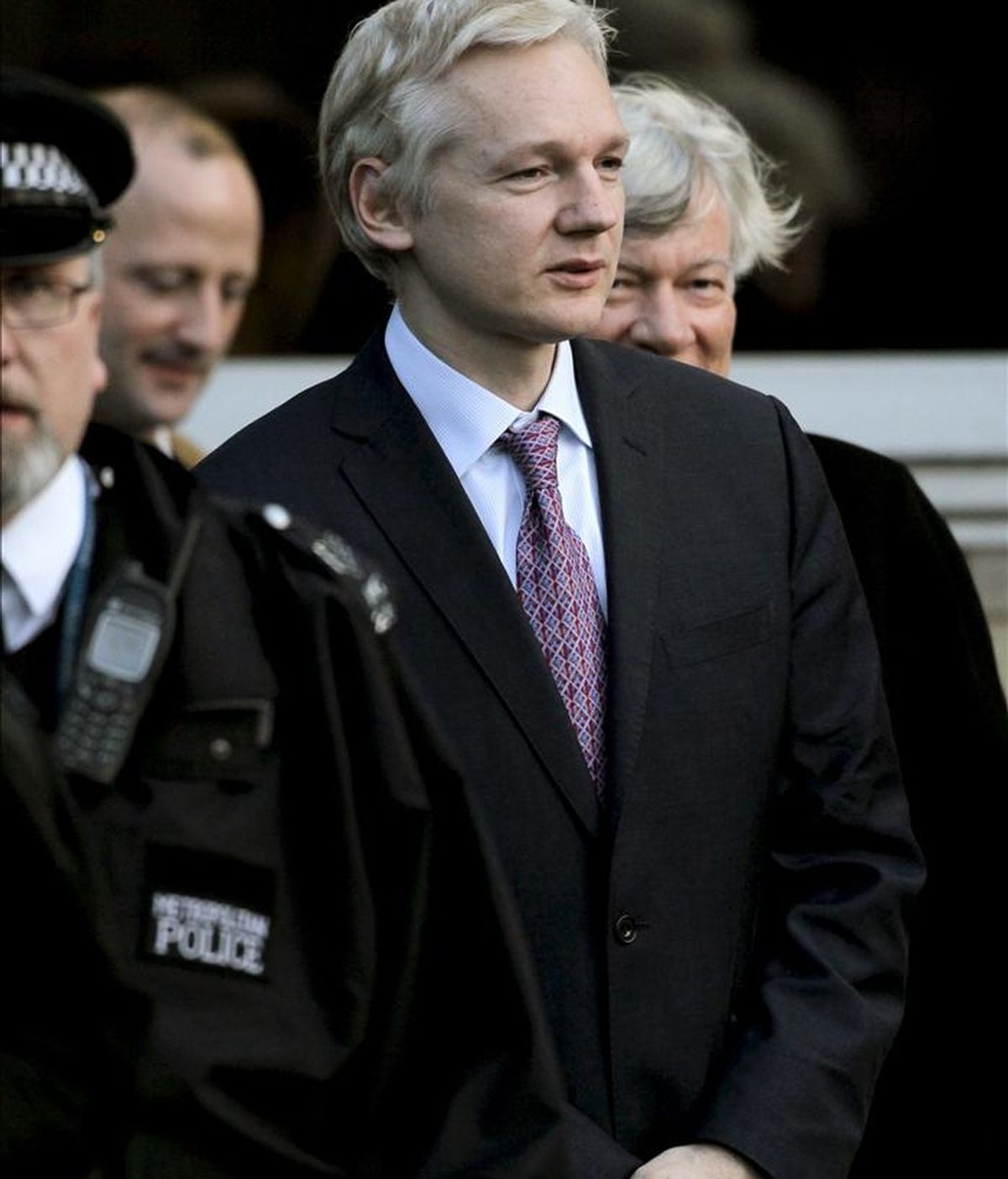 El fundador de WikiLeaks, Julian Assange (c), sale de la corte de magistrados Belmarsh, en Londres, Reino Unido. EFE