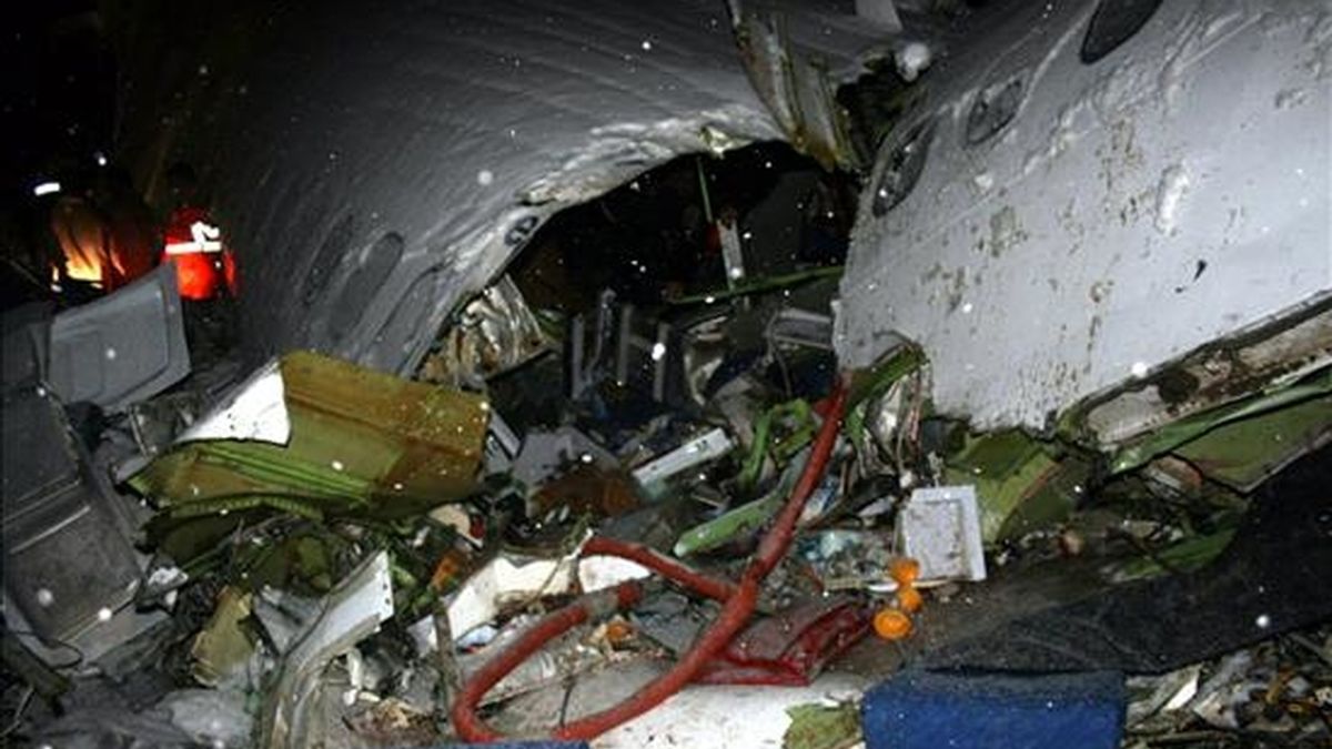 Vista de los restos de un avión que chocó cerca a Orumieh (Irán). EFE