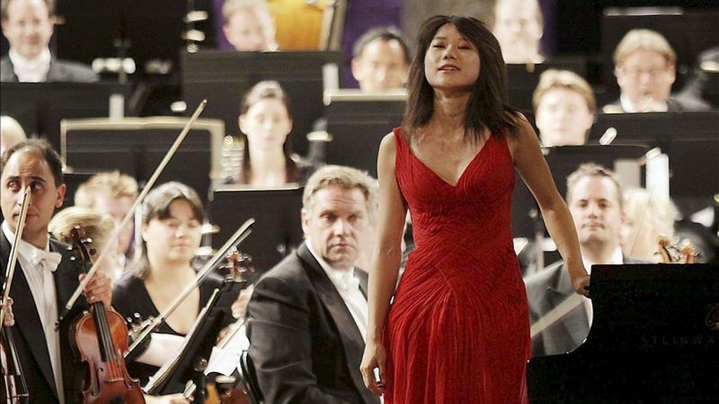 La pianista china Yuja Wang saluda durante un concierto ofrecido junto a la London Symphony Orchestra (LSO) en 2009. EFE/Archivo La pianista china Yuja Wang saluda durante un concierto ofrecido junto a la London Symphony Orchestra (LSO) en 2009. EFE/Archivo