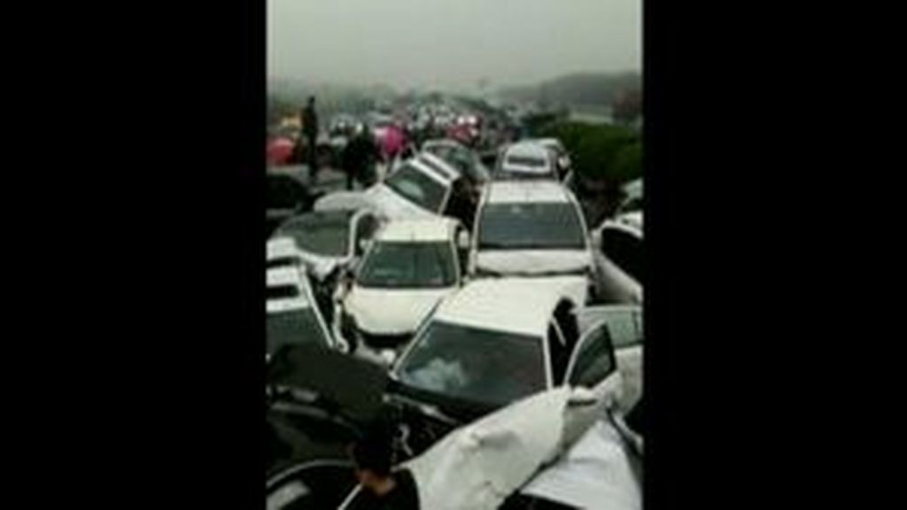 Impresionante accidente múltiple en una autopista de China