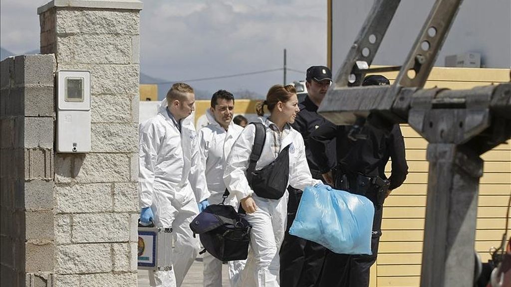 Una persona ha fallecido en un tiroteo registrado esta madrugada en una zona próxima a la playa de la ciudad de Castellón. En la imagen, agentes de la Policía científica retiran pruebas y objetos hallados en la casa. EFE