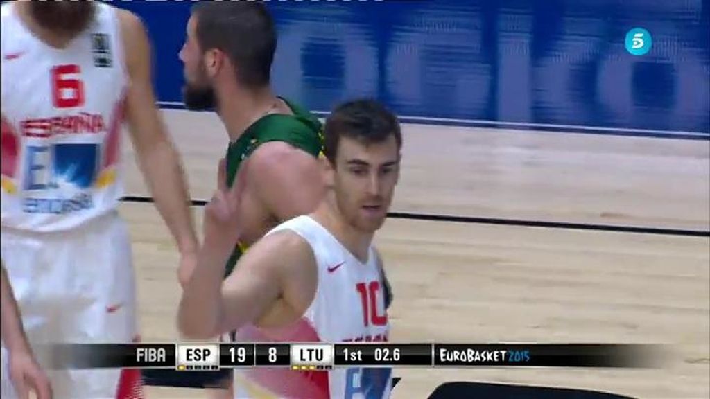 No es Superman... ¡Es Víctor Claver! ¡Qué vuelo para poner un gorro a Valanciunas!