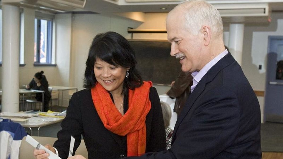 El líder del socialdemócrata Nuevo Partido Democrático (NPD), Jack Layton (d), y su esposa Olivia Chow, votan en un colegio electoral de Toronto, Canadá. EFE