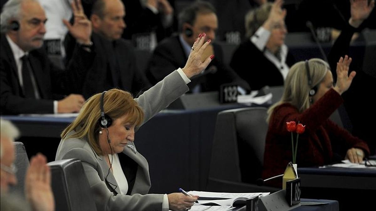 Eurodiputados votan una resolución en una sesión en el Parlamento Europeo en Estrasburgo (Francia). EFE/Archivo