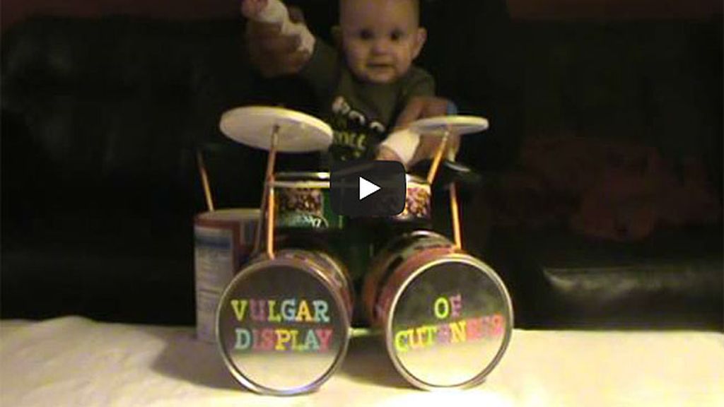 ¿El bebé baterista?