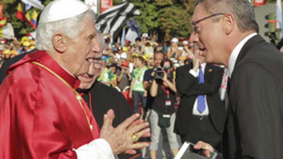 El papa Benedicto XVI recibía este jueves las llaves de Madrid de manos de su alcalde, Alberto Ruiz Gallardón. Foto: EFE.
