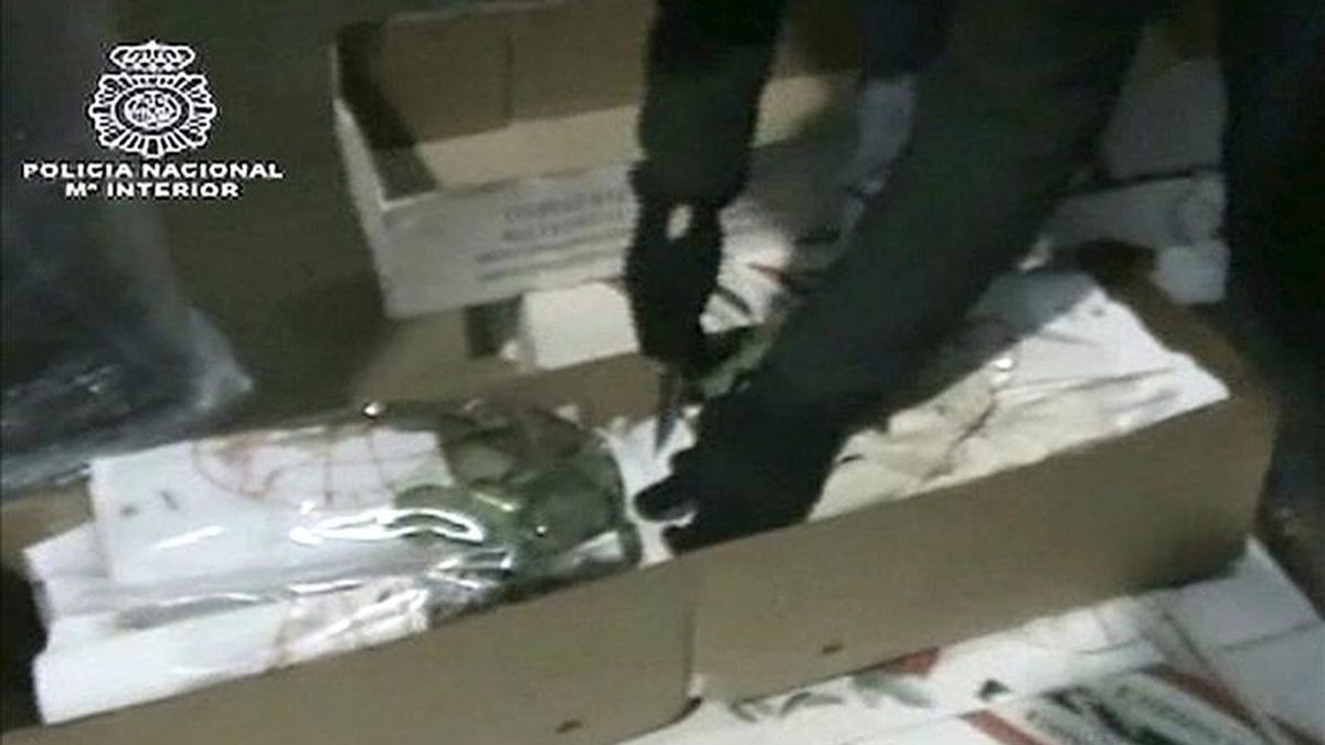 Imágen facilitada por la Policía Nacional de la operación en la que ha interceptado en el aeropuerto de Madrid-Barajas un total de 71 kilogramos de cocaína camuflada en un cargamento de rosas y ha detenido a siete personas en Madrid, Valencia y Murcia. La droga iba oculta en sesenta cajas en un cargamento aéreo remitido desde Colombia. EFE