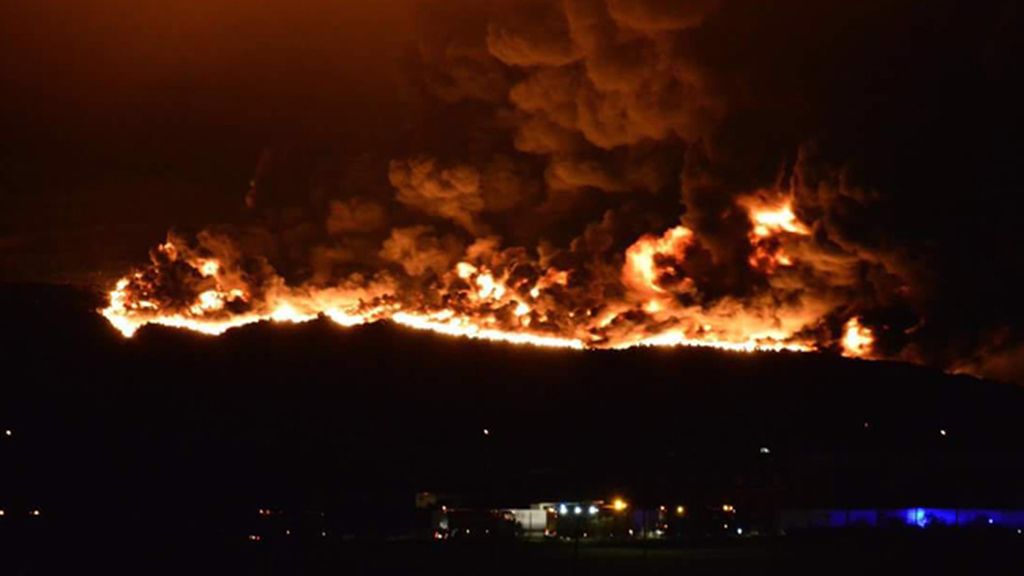 Arde el vertedero de neumáticos más grande de Europa