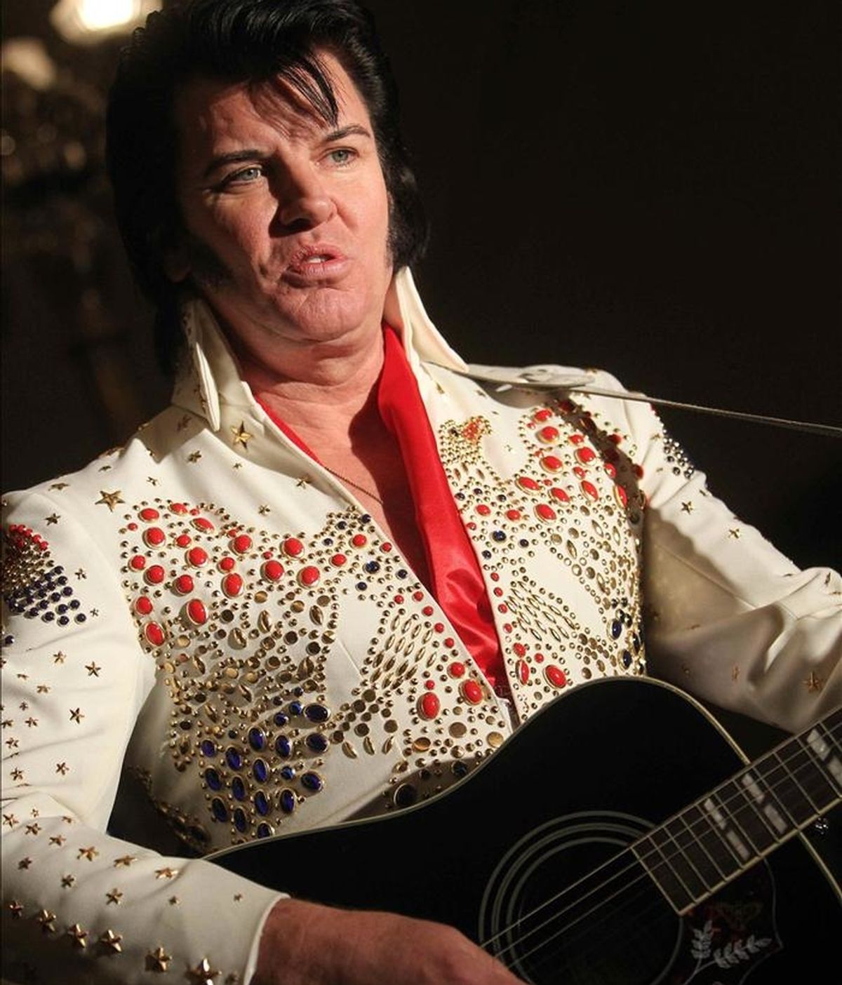 El cantante, imitador e íntimo amigo de Elvis Presley, Greg Miller, posa para los medios durante la presentación esta mañana en Barcelona de su nuevo espectáculo musical titulado "The King of story (Elvis y yo)". EFE