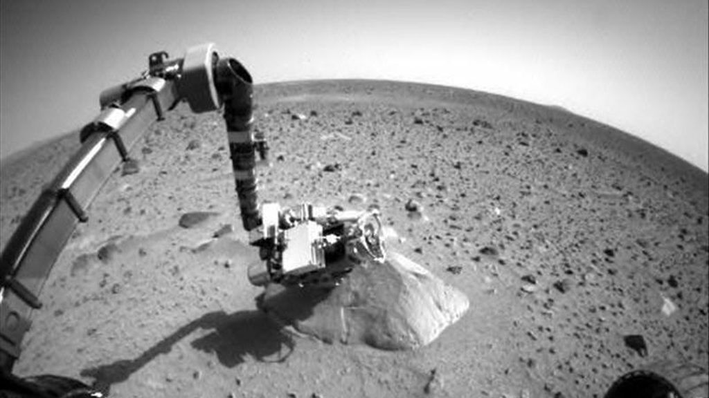 Imagen de archivo del 29 de enero de 2004 del brazo robótico del "Spirit" posado sobre la roca denominada "Adirondack" en Marte. EFE/Archivo Imagen de archivo del 29 de enero de 2004 del brazo robótico del "Spirit" posado sobre la roca denominada "Adirondack" en Marte. EFE/Archivo