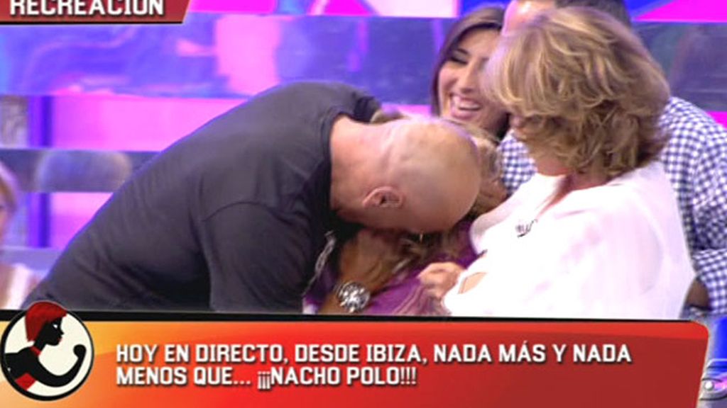 La recreación del beso entre J.J. y la madre de Aída