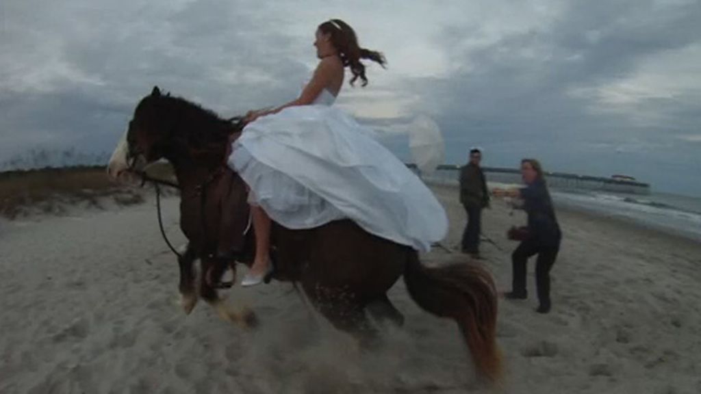 Una novia sufre una espectacular caída de un caballo mientras se hacía fotografías