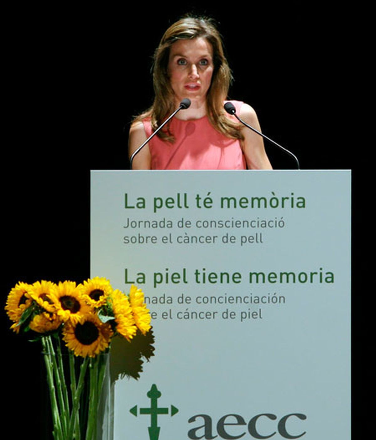 La princesa de Asturias y Girona Doña Letizia durante la inauguración de la jornada "La piel tiene memoria", organizada por la Asociación Española contra el Cáncer. Foto: EFE.