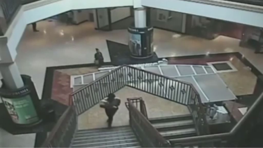 Las cámaras pillan en acción a una ladrona de bebés en un centro comercial