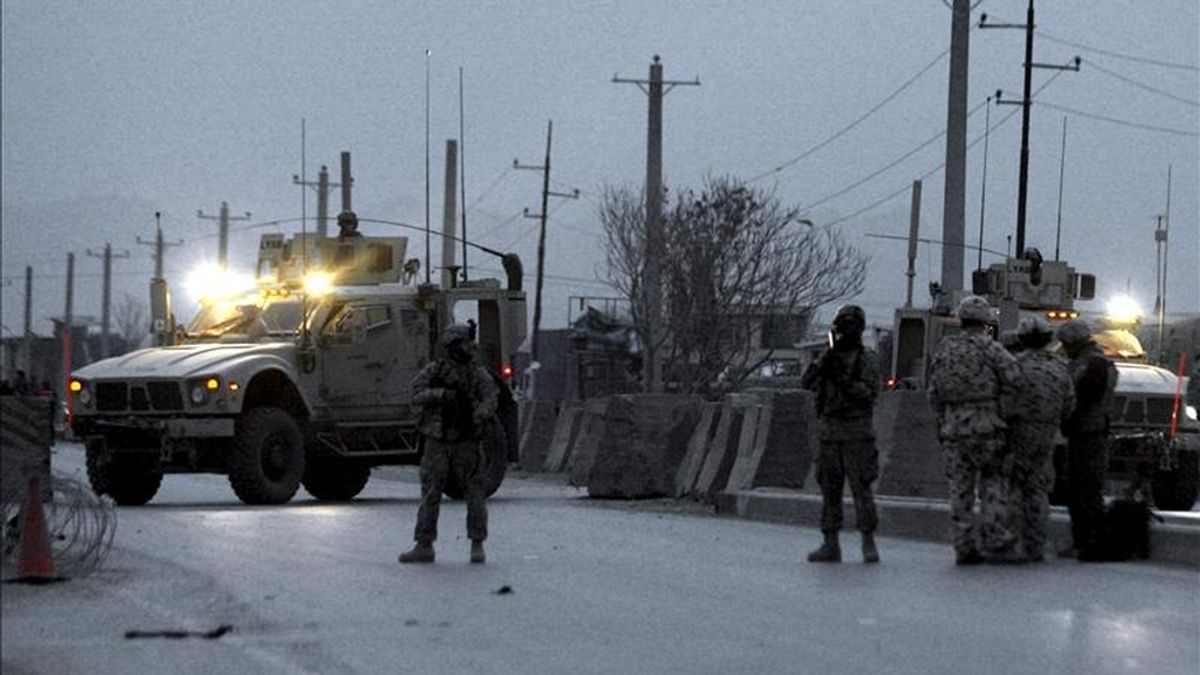 Soldaos estadounidenses de la fuerza internacional ISAF hacen guardia en la carretera que une Kabul con Jalalabad, tras un atentado. EFE/Archivo