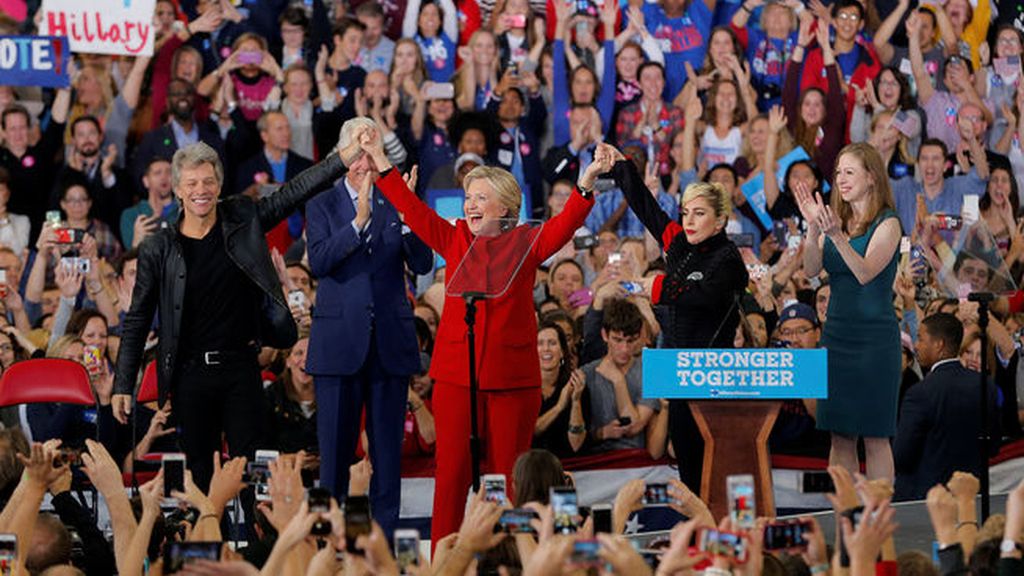 Clinton rodeada de famosos, los Obama y su familia en la recta final