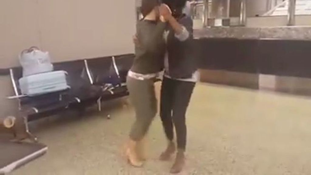 Bailar tango en el aeropuerto, la nueva moda para soportar la espera entre vuelo y vuelo