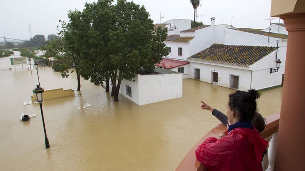 En Málaga, los equipos de rescate llegan en helicóptero y en barco