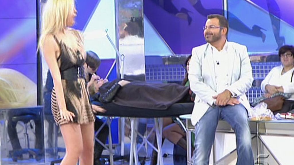 Adriana reparte besos