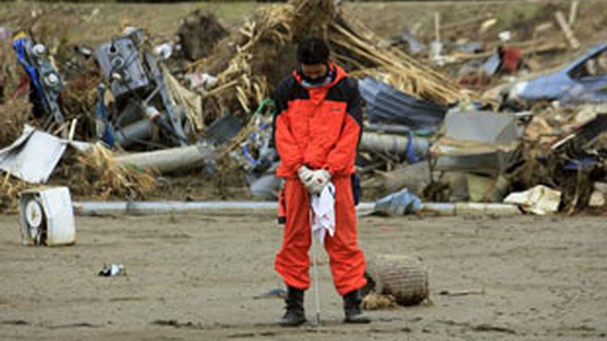 Un bombero guarda un minuto de silencio un mes después del seísmo que terremoto y posterior tsunami que arrasó la costa nororiental japonesa. FOTO: EFE