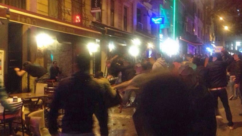 Brutal pelea entre ultras del Galatasaray y del Borussia en Turquía