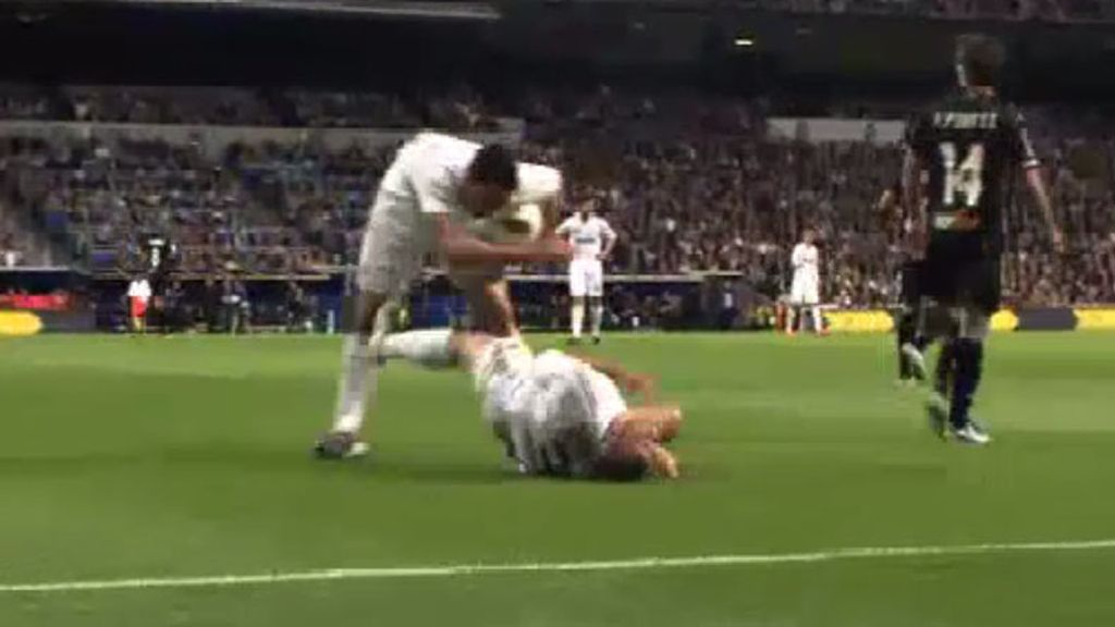 Pepe da una patada a Arbeloa