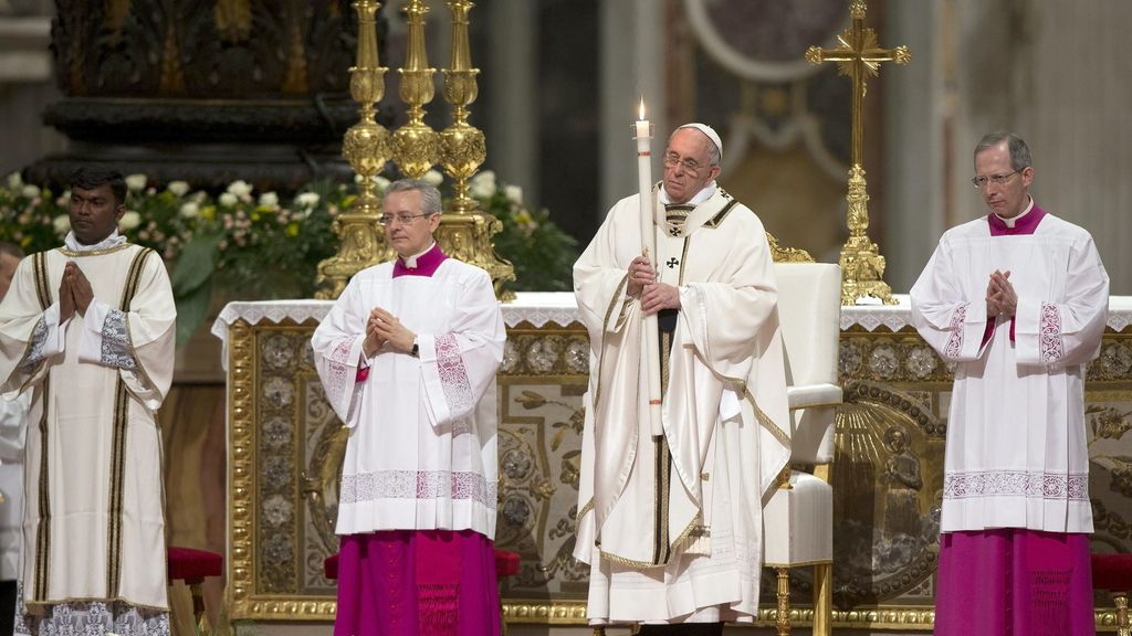 El Papa conduce la Vigilia Pascual en la Basílica de San Pedro