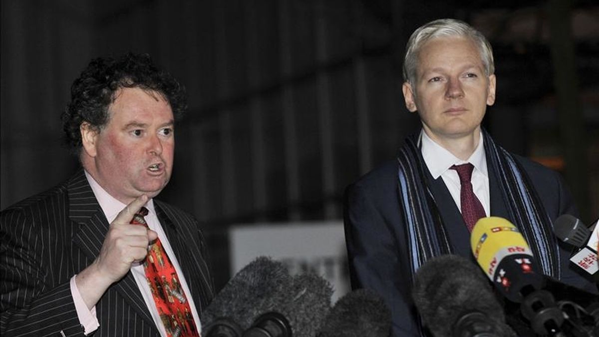 Mark Stephens (i), uno de los abogados del fundador de WikiLeaks, Julian Assange (d), respondiendo hoy a las preguntas de unos periodistas a la salida del tribunal londinense de Woolwich en la segunda jornada de la vista de la extradición de su cliente a Suecia. EFE