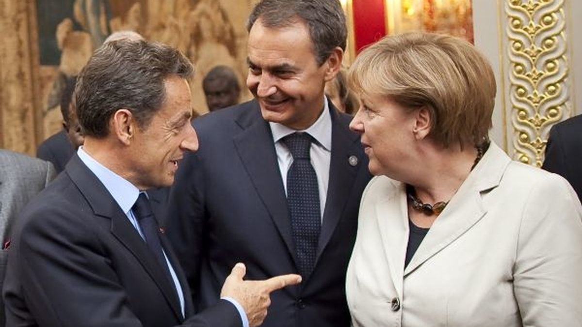 Entre Sarkozy y Merkel. Foto: EFE.